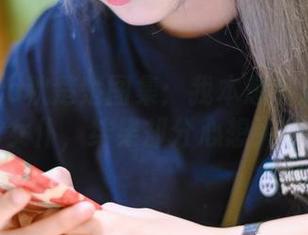 Akisoso秋楚楚图集：我本想专心欣赏这粉色女仆，结果却分心想买毛衣…
