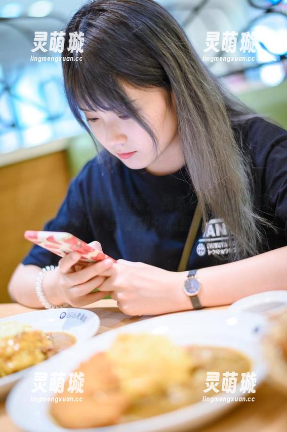 Akisoso秋楚楚图集：我本想专心欣赏这粉色女仆，结果却分心想买毛衣…