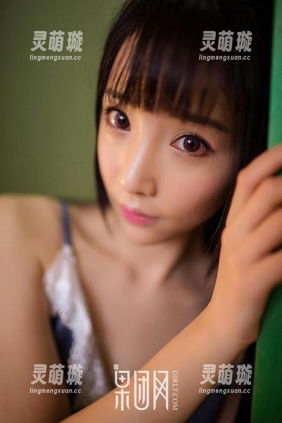 GIRLT果团网 - 何梦兮Stacy秀空姐风采：你能想象在机舱里见到这张图片吗？