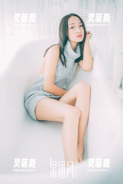 GIRLT果团网 - 陈雅漫在原图中透着高冷，更新时却一秒化身逗趣小天使，丝袜太撩了吧！