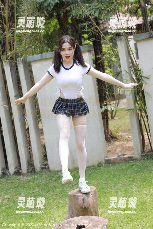 MFStar模范学院-黄乐然 MFStar模范学院 - 黄乐然的高清制服摄影:你能想象她能把借来的课本变成时尚道具吗?