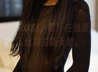 白色丝袜加ROSI，叮！在线原图带你进入丝袜的新天地。