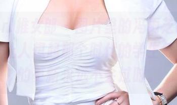 TuiGirl推女郎 – 图片里的冯雨芝制服，真有种让人想起那个时代的学生气，他们的更新永远不会过时。