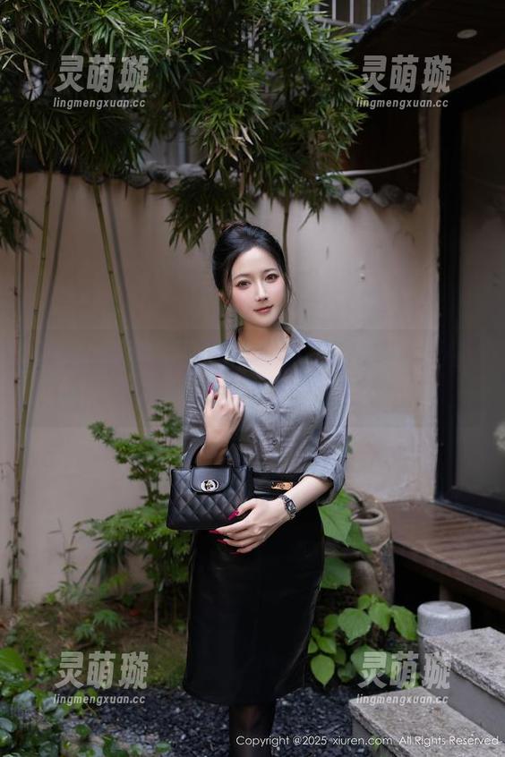 Xiuren秀人网-夏馨瑶 Xiuren秀人网 - 短裤私房小剧场,夏馨瑶今天又玩出新花样了!