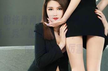 丽柜 – 也许肖肖和另一半的双人图包全套是这场“秀”的最佳配角，不过她的表情倒是抢镜得厉害