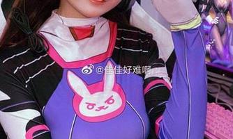 佳佳酱ovo以蓝色吊带体操服为荣，迷失在无圣光的美图之中，像是在进行一场隐秘的美学实验。