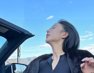 微密圈 – 免费重磅福利！俏妞qiaoniuTT的吊带合集，果然很会玩。
