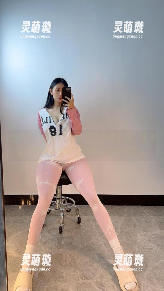 微密圈 - 俏妞t的灰色紧身随拍合集，原来这种色调也能搭得如此随性和耀眼！