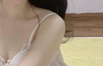 倦倦喵在“埃罗芒阿”的高清写真里，难道是在说“我想懒散几天”？