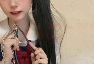 更新！倦倦喵的吊带cos，时而随意，时而娇羞，眼神却总让人遐想。