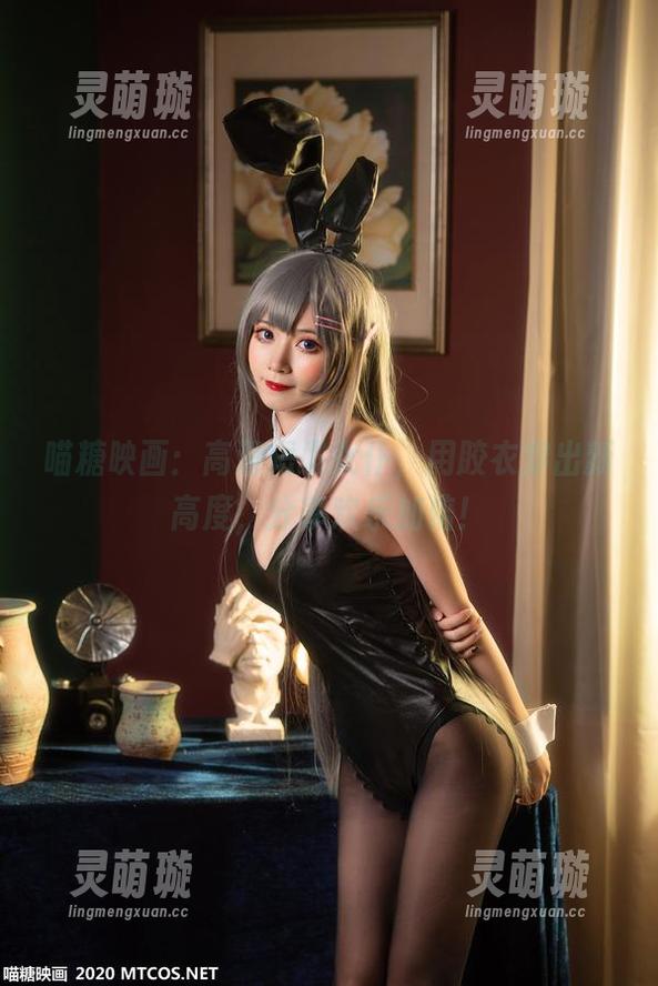 喵糖映画：高清短发女仆，用胶衣穿出新高度，分享欢乐加倍！