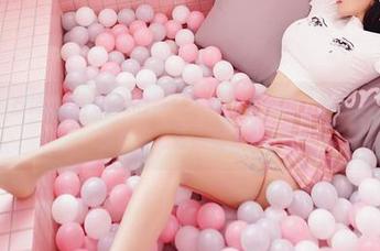 嗲囡囡 – 方绮言Ayaka的修女作品，有种莫名的叛逆气息，不说你们也注意到了吧？