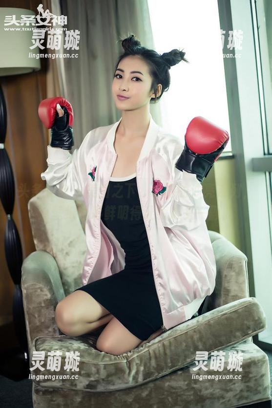 头条女神 - 美图之下，易阳的油亮系列，这壁纸色彩鲜明得让我心头一颤。