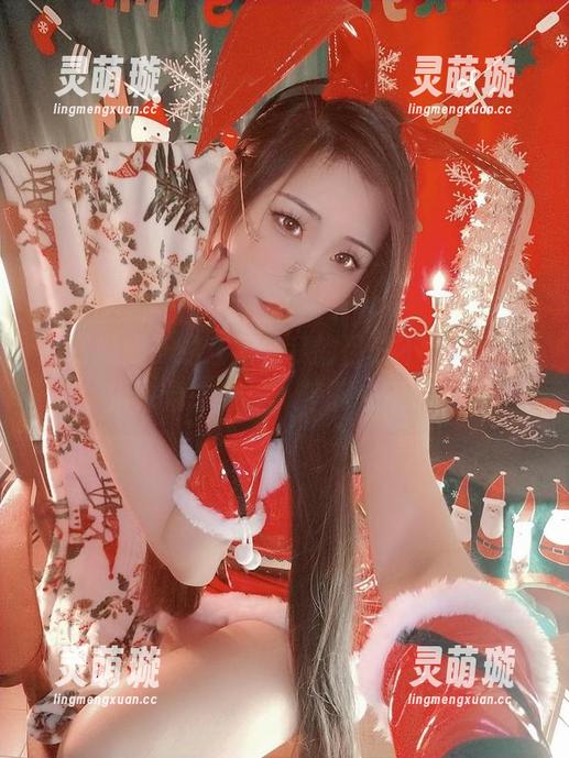 针对嫣嫣子的红裙，我的目光不由自主地滑来滑去，诶，停下来干嘛？