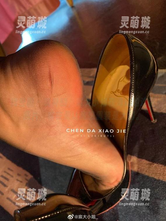 微密圈 - 说真的，宸大小姐在海边的这张图片，实在是让我想假装是大海。