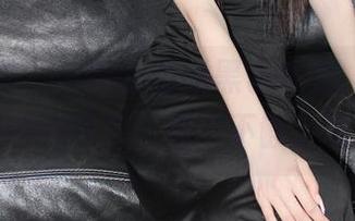 小众视觉 – 小薯条的新黑色系列，让最新图库挺有趣，但还不够尖锐。