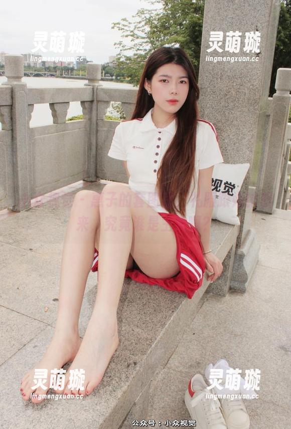 小众视觉 - 惠子的套图里，礼服跟她比起来，究竟谁是主角啊？