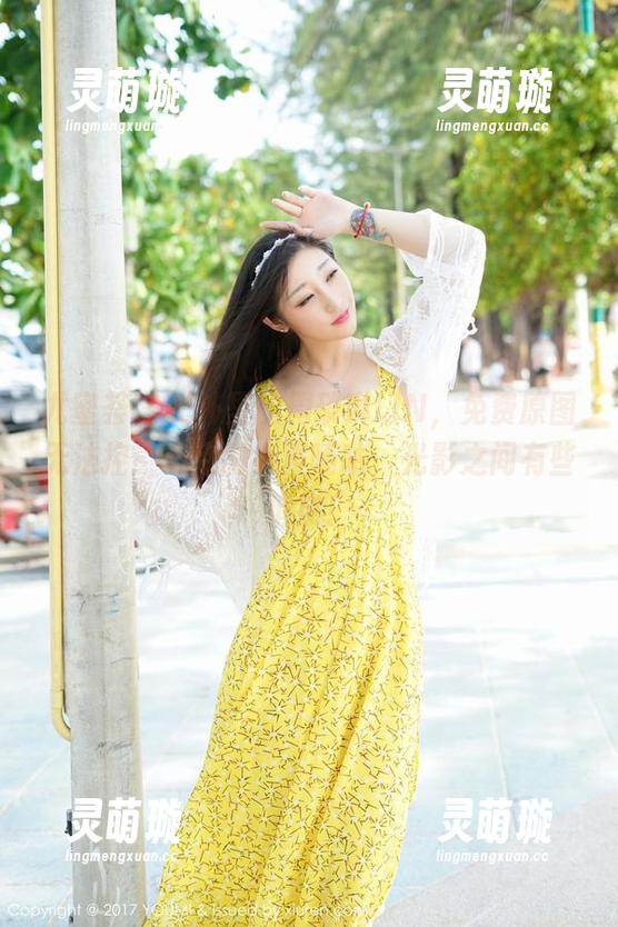 尤蜜荟 - 户外里的周琰琳LIN，免费原图无法控：心底的小声嘀咕，光影之间有些俏皮！