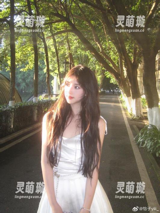 看高清照片，怡子yiii的每一个表情都在向我们诉说“剧情”