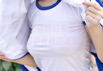 推女神 – 看！王语纯的礼服私拍，仿佛一场时空穿越的派对。