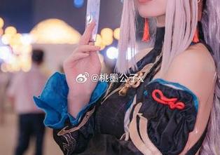 说好的泳装照片呢？桃墨公子这组图集里每张都像在跑广告…