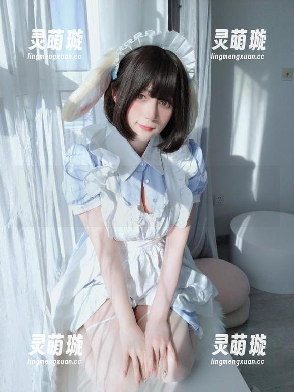 照片里，白银81的泳装cos完全是“泳池×时尚”的完美交集，还带点小挑逗。
