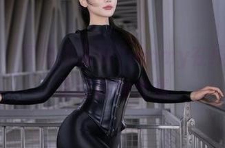 秀人网 – 聚焦小蛮妖Yummy在线，泳池里的时尚合集