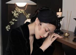 秀人网 – 别光看林文文yooki的肉丝，原图里还有各种神奇的姿势比拼啊！