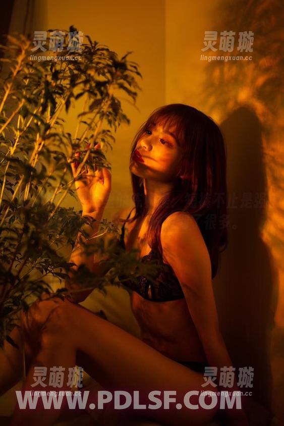 轰趴猫 - 图片里的陈雅漫：短裤不止是强调腿长……还让人联想到了很多。