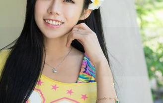青豆客 – 易阳的水手服合集：私拍的时候肩膀也在窃窃私语。