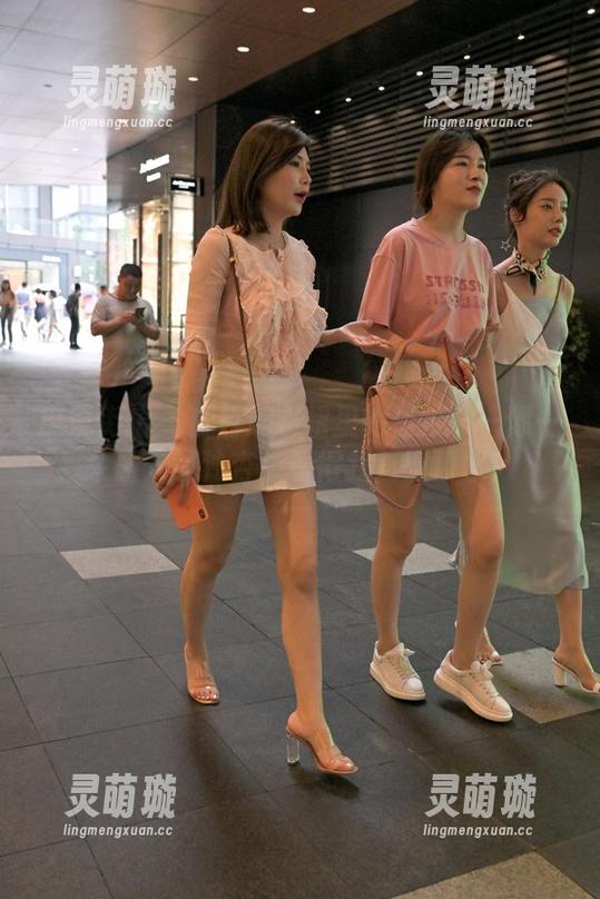 魔镜街拍 - 白色连衣裙里的楼楼——像一朵盛开的独杏，看得我直咽口水！