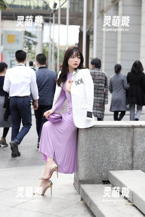 魔镜街拍：你在线，短裙小背心的时尚进阶课，速来听讲！