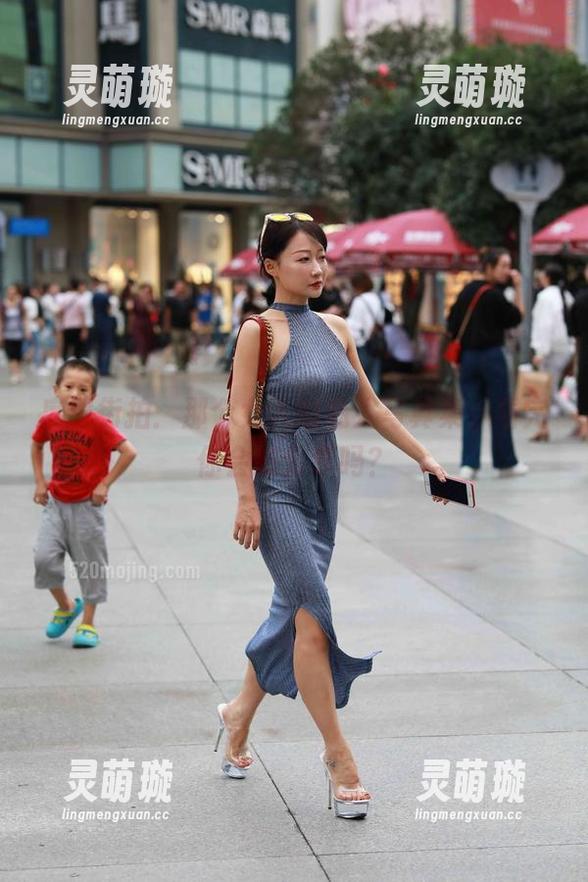 魔镜街拍：那个女人的私人写真集，看完你会想分享吗？