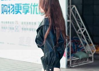 不用明亮的灯光，魔镜街拍带你领略黑色紧身长裙的隐秘美。