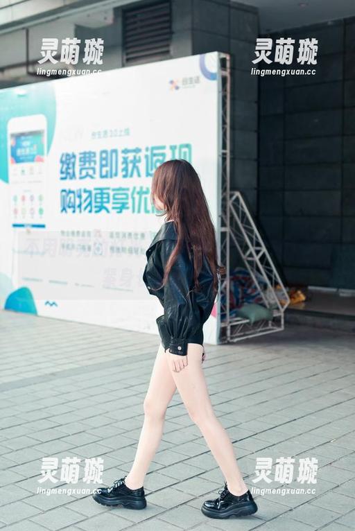 不用明亮的灯光，魔镜街拍带你领略黑色紧身长裙的隐秘美。